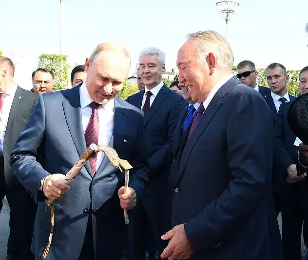 Нурсултан Назарбаев подарил Владимиру Путину памятный сувенир - камчу
