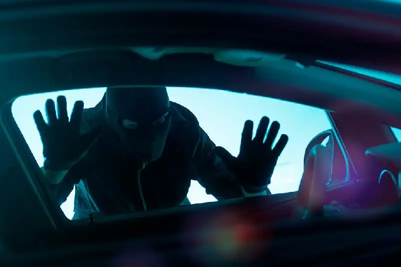 Мошенник вымогал деньги у автовладельцев в Таразе за возврат номеров