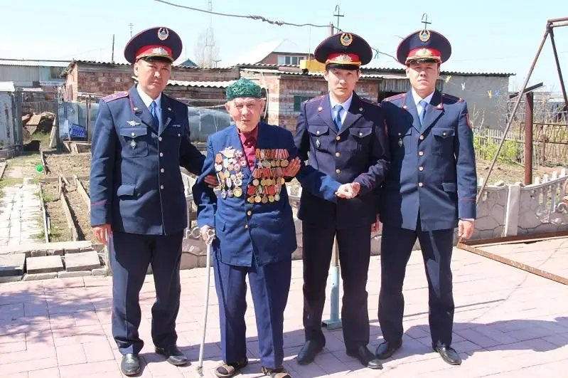 Попавшему на фронт в 17 лет участнику штурма Берлина подарили персональный концерт в Аксу