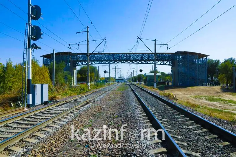 Пешеходный мост открыли на месте столкновения поезда с автобусом в Шамалгане