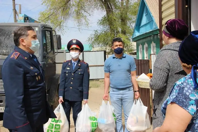 Главный актюбинский полицейский навестил семьи погибших сотрудников