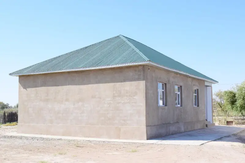 Добровольцы строят жилье нуждающимся семьям в Туркестанской области