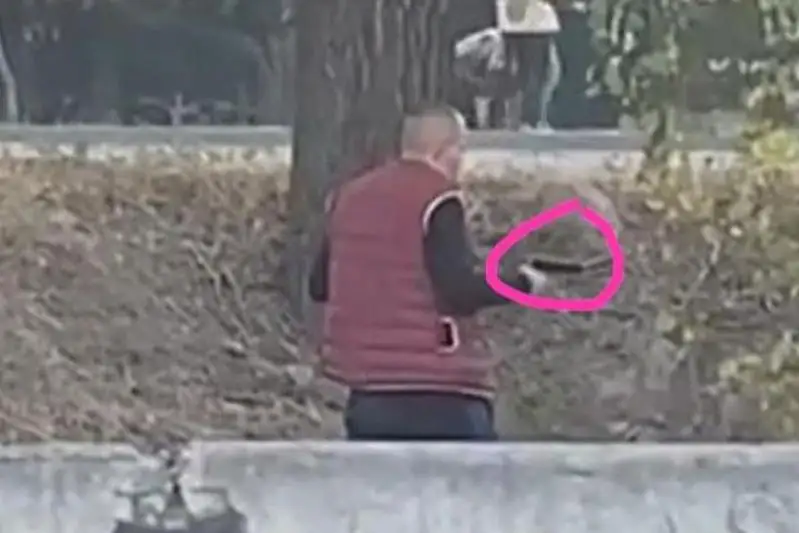 Мужчина с пистолетом напугал алматинцев