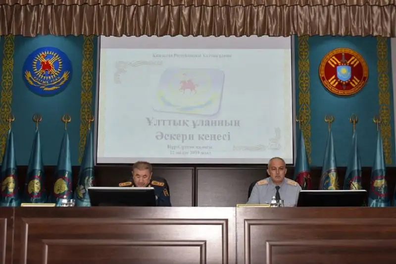 Глава МВД наградил военнослужащих Нацгвардии, обеспечивавших правопорядок в Арыси