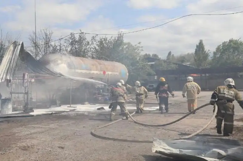 Пожар со взрывами на складе газовых баллонов произошел в Алматы