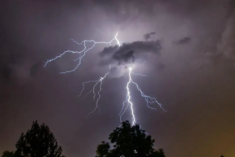 О грозе предупредили жителей нескольких регионов страны