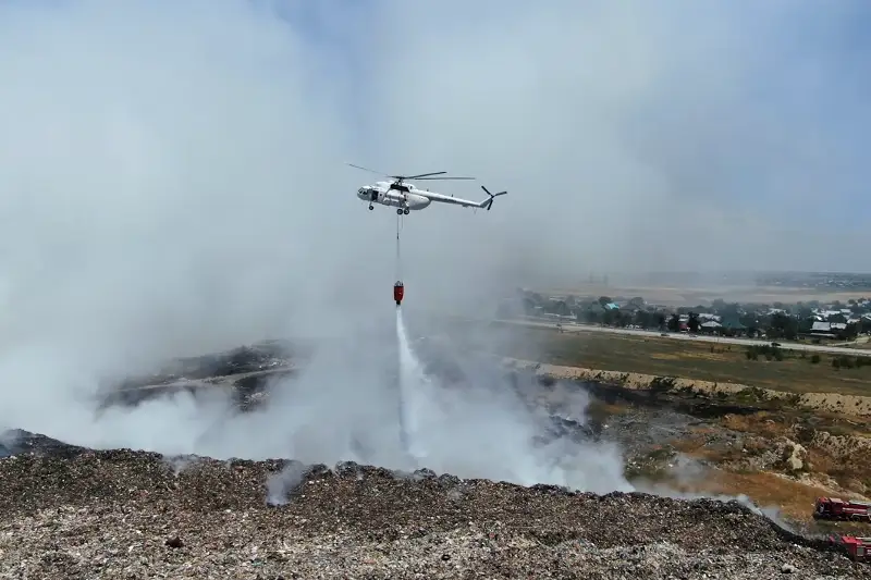 Вторые сутки тушат пожар на мусорном полигоне под Алматы