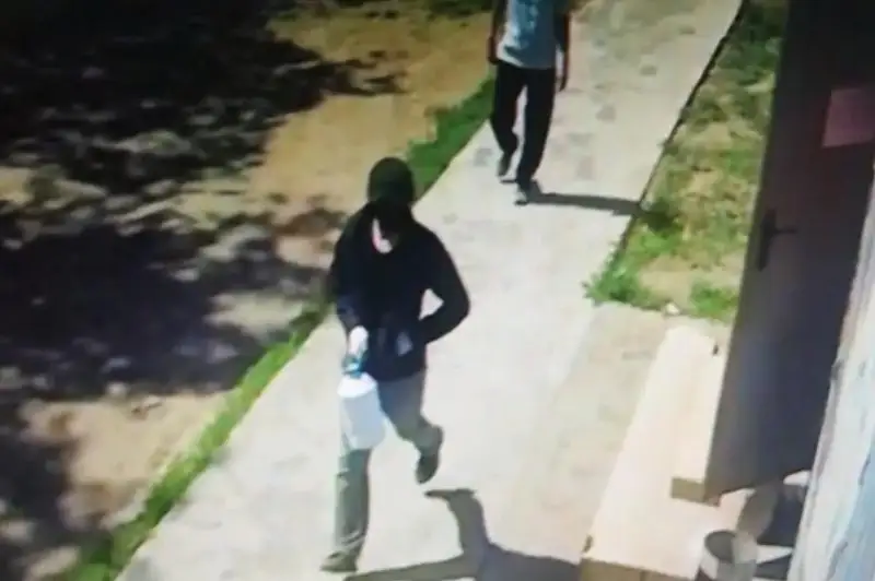 Парень в маске напал на кассира в торговом доме в Уральске