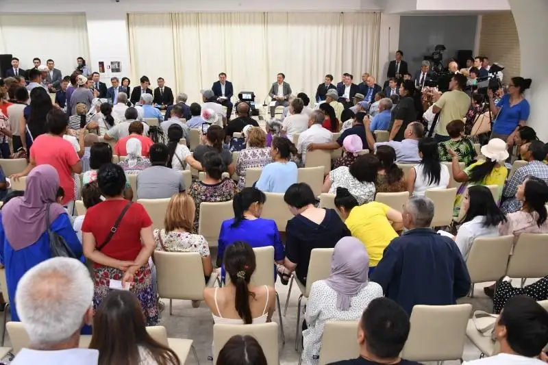 Более 400 вопросов задали жители Алатауского района на встрече с акимом Алматы