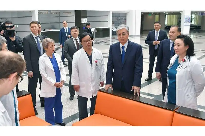 Глава государства посетил Национальный научный кардиохирургический центр