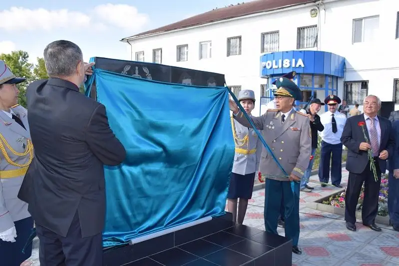 Памятник погибшим полицейским открыли в Атбасаре