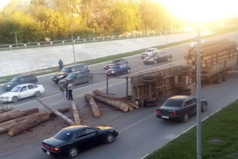 Прицеп с бревнами перевернулся в Семее