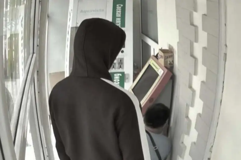 Серийных взломщиков терминалов поймали в Алматы