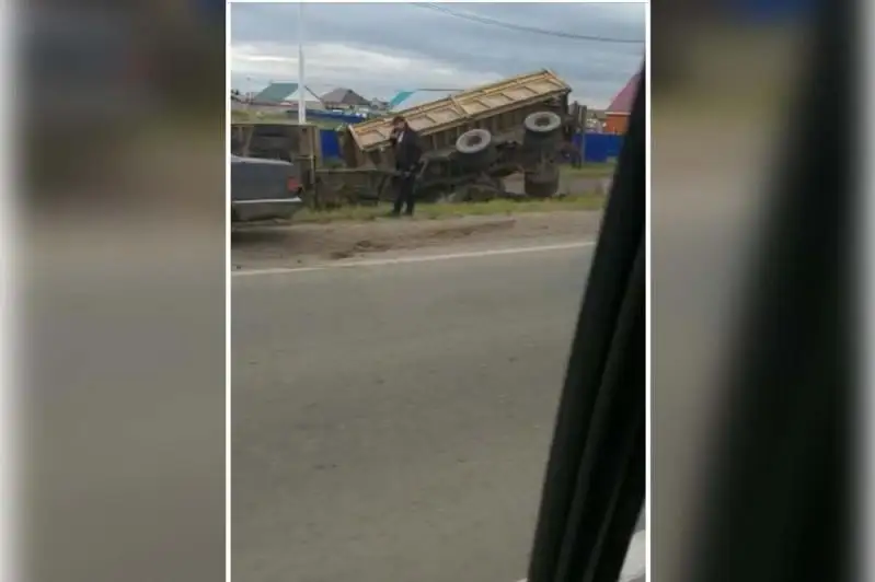 КамАЗ опрокинулся в кювет на трассе в Костанайской области