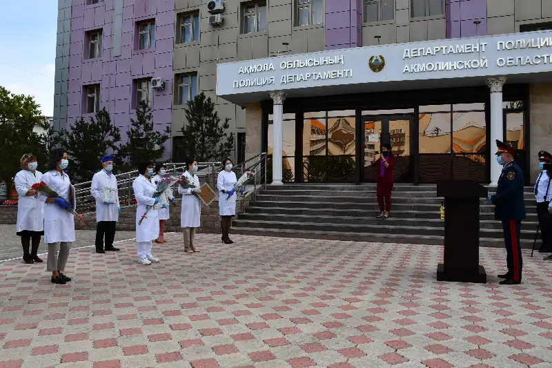 Медработников ведомственного госпиталя поздравили акмолинские  полицейские