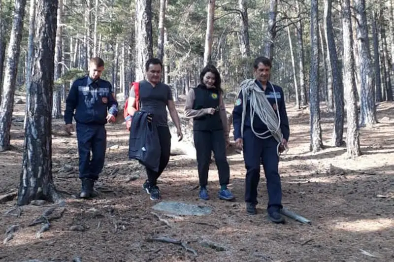 Не сумевших спуститься с горы двух человек спасли в Бурабае