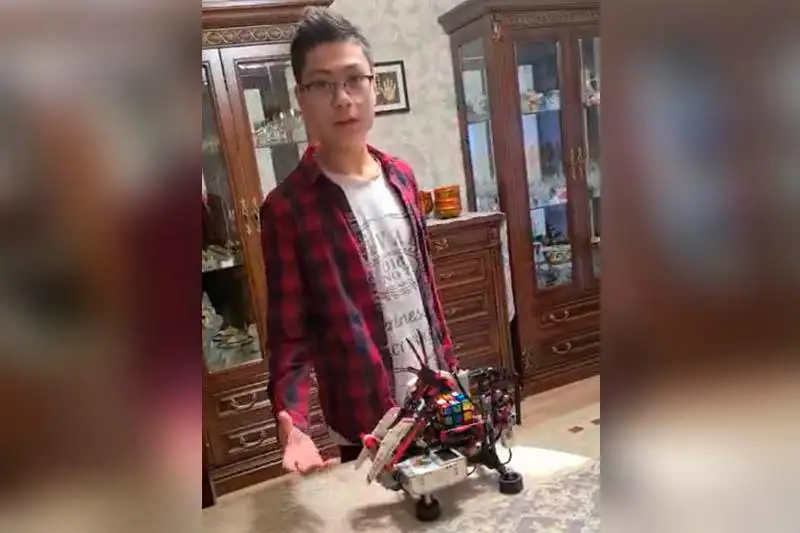 Робота, собирающего кубик Рубика за минуты, создал алматинский изобретатель