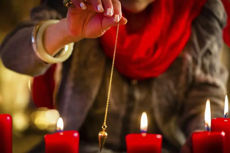 В течение месяца выманивала деньги гадалка-мошенница у жительницы СКО