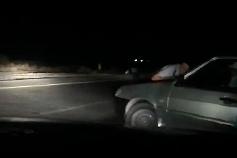 Провез на капоте полицейского и протаранил авто водитель в Туркестанской области