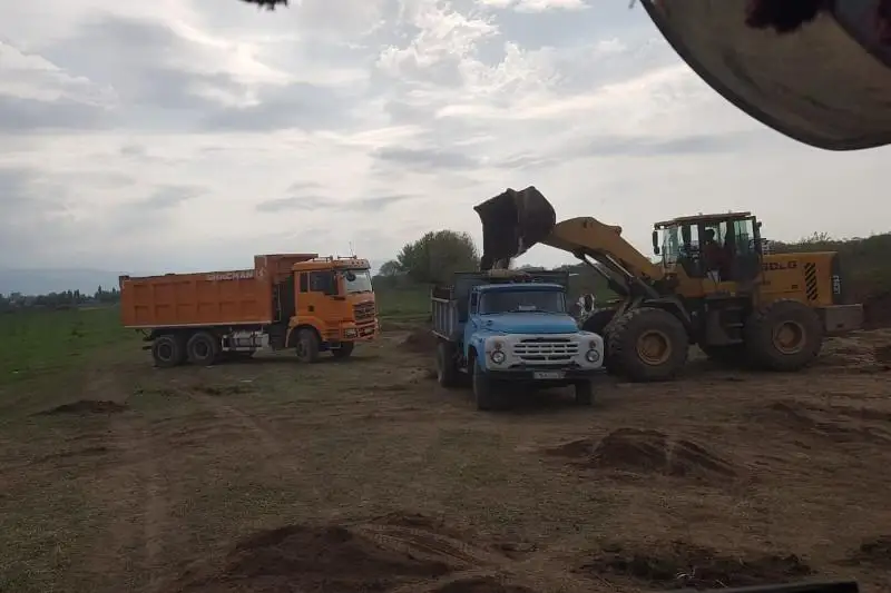 Грузовиками крали чернозем алматинцы