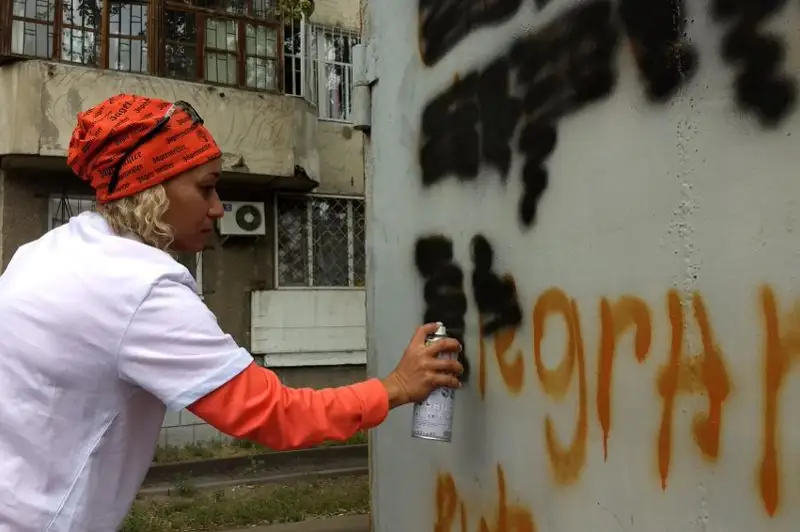 Наркограффити в Павлодаре теперь закрашивают и врачи