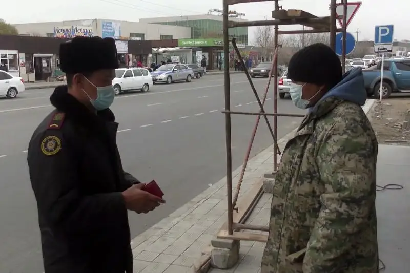 О штрафах за ношение камуфляжной формы предупреждает казахстанцев полиция Атырау