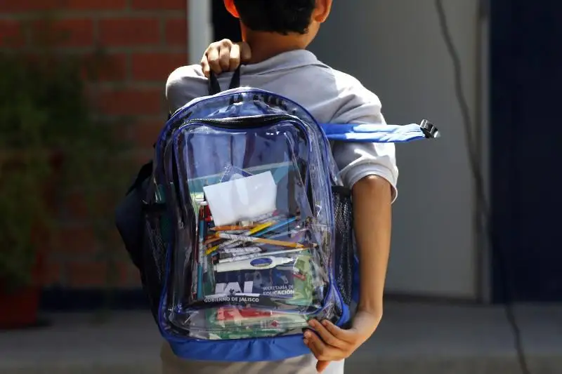 Чем может грозить ребенку тяжелый школьный рюкзак