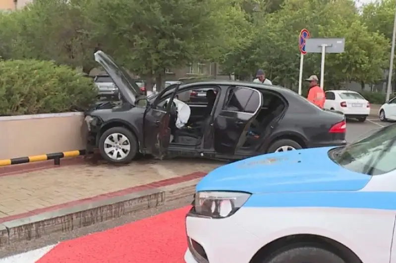 Автомобиль с выпускниками протаранил ограждение возле акимата в Караганде