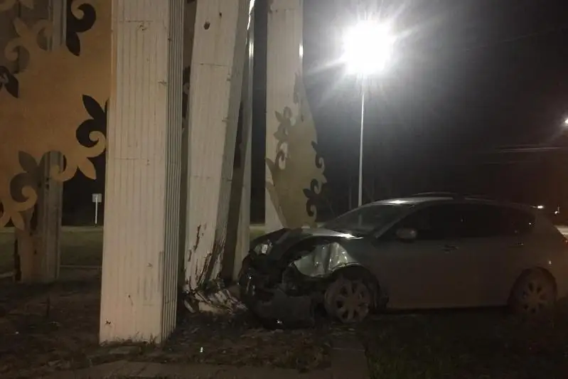 Нетрезвый водитель врезался в стелу в Петропавловске