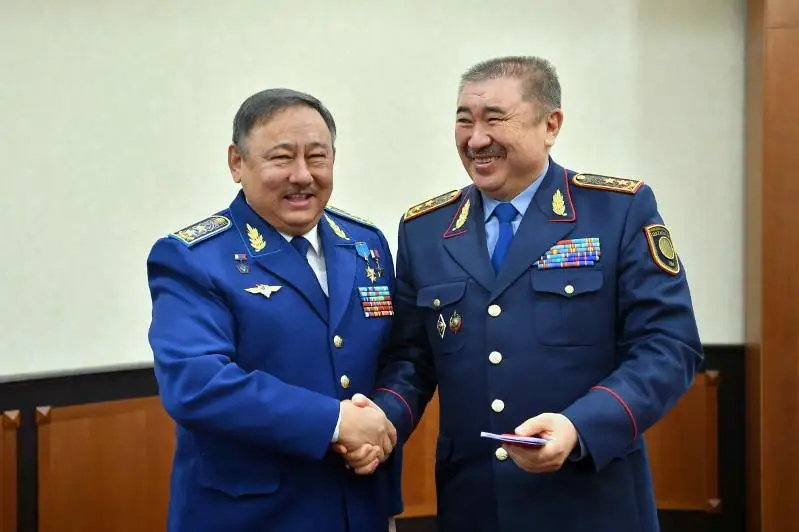 Талгату Мусабаеву вручили наградное оружие