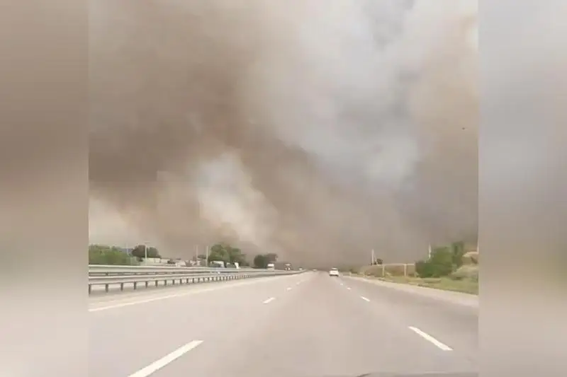 Густой дым от пожара на мусорном полигоне накрыл трассу Алматы-Капшагай