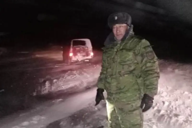 Пять автомобилей с людьми вытащили из снежных заносов спасатели Павлодарской области