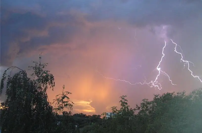 Сразу в 12 регионах страны объявлено штормовое предупреждение