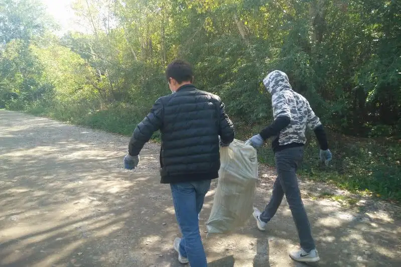 «Экологический десант» высадился  на берегу Ульбы в Усть-Каменогорске