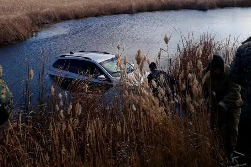 Женщину и девочку спасли из тонувшего авто в Карагандинской области