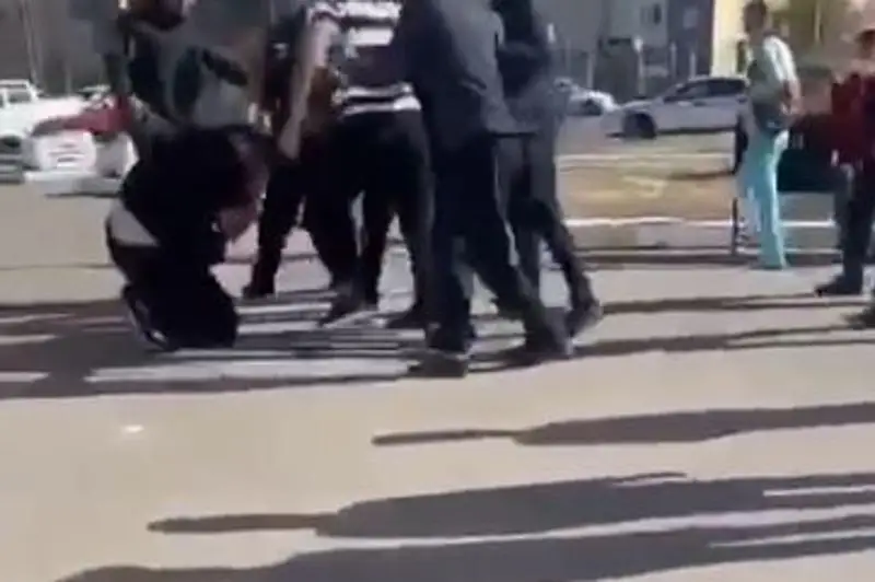 Продавец и покупатель устроили драку возле спецЦОНа в Алматы