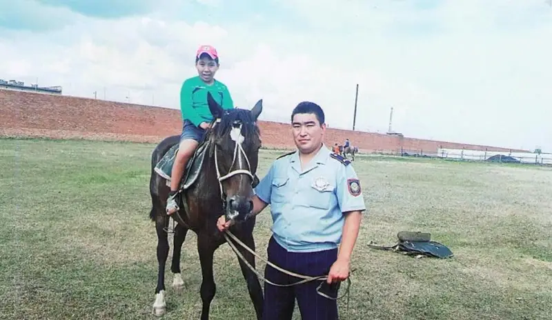 Занятия по иппотерапии организовывают для особенных детей акмолинские полицейские