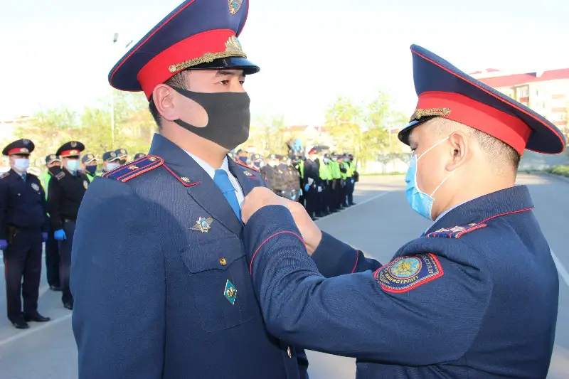 Актюбинских полицейских поощрили к 75-летию Победы