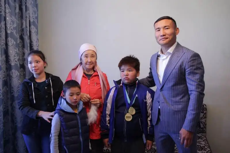 Канат Ислам подарил многодетной матери квартиру в столице