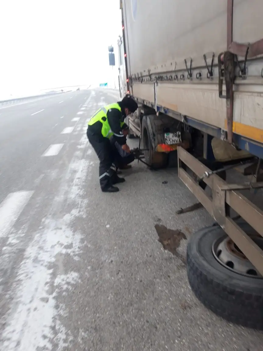 Полицейские помогли водителю сломавшегося автомобиля в Акмолинской области