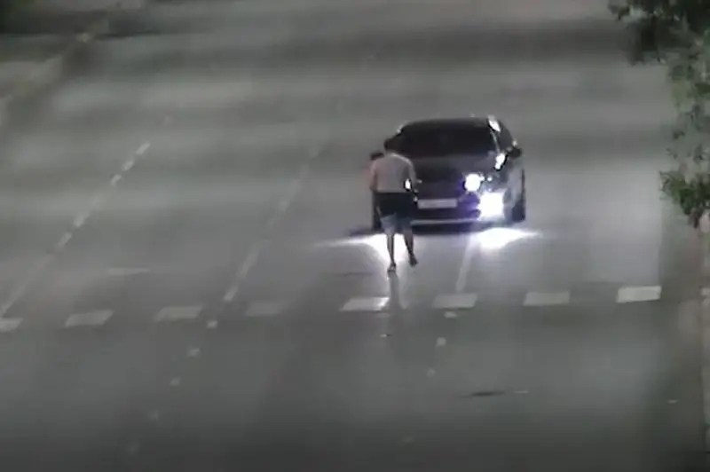 Пьяный мужчина кидался с ножом на проезжающие автомобили в столице