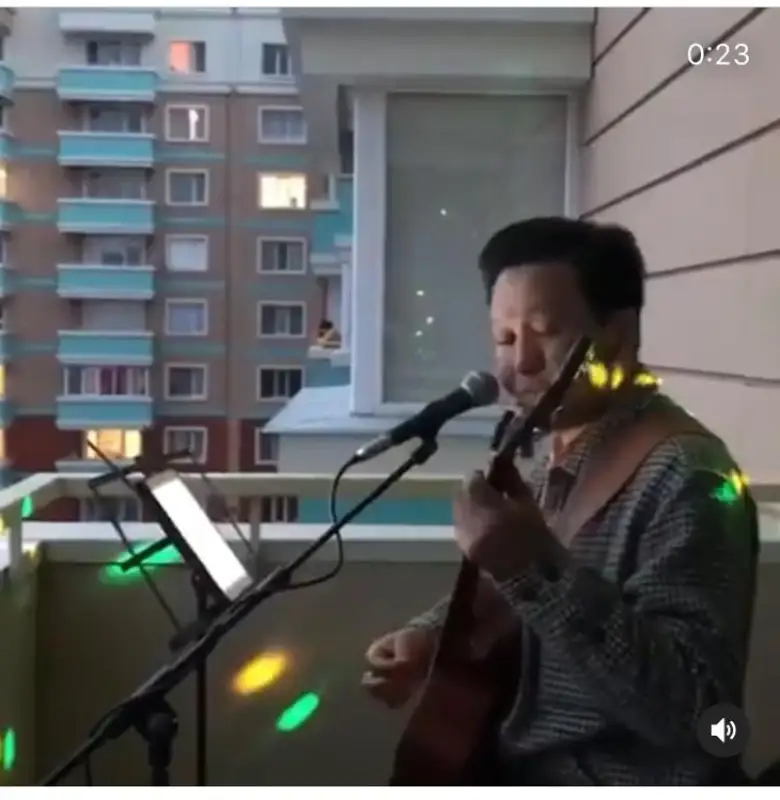 Жители Алматы и Нур-Султана устраивают концерты на балконах