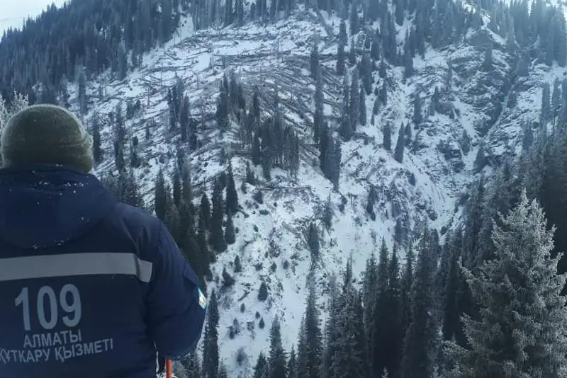 Спасатели ищут пострадавшего в горах Алматы мужчину