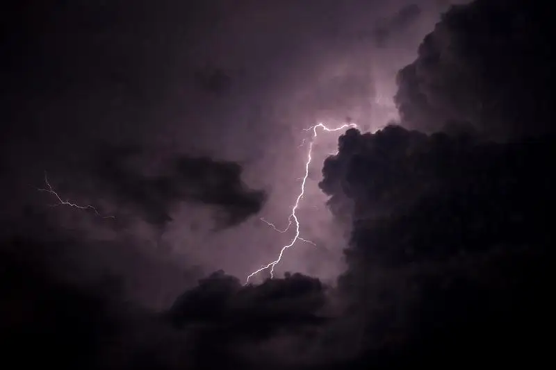 Грозу и сильный ветер обещают синоптики в столице