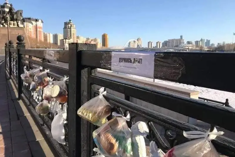 Пакеты с продуктами для нуждающихся оставляют жители Нур-Султана на набережной