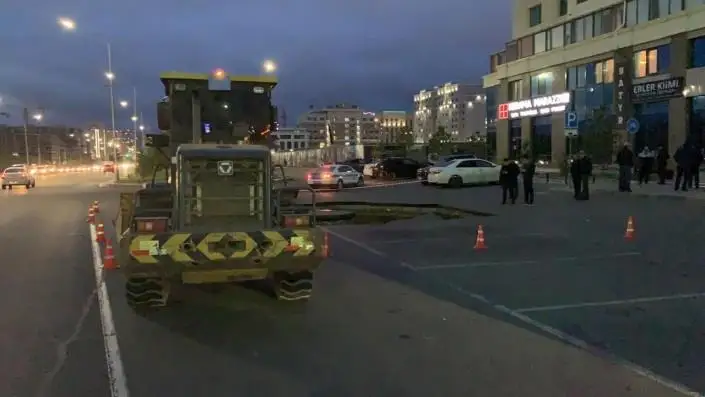 Дорожное полотно провалилось в центре столицы