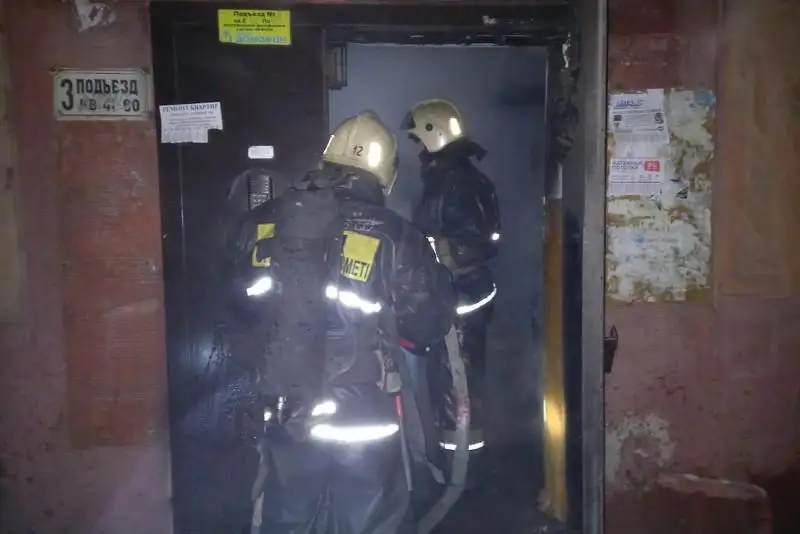 15 человек эвакуировали из-за пожара в пятиэтажном доме в Семее