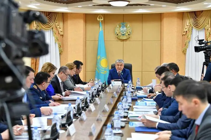 Сенаторы подняли вопрос замены иностранного персонала путем подготовки отечественных кадров