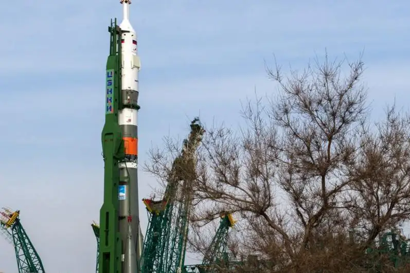 Ракета «Союз-2.1а» с кораблем «Союз МС-16» установлена на стартовом комплексе Байконура