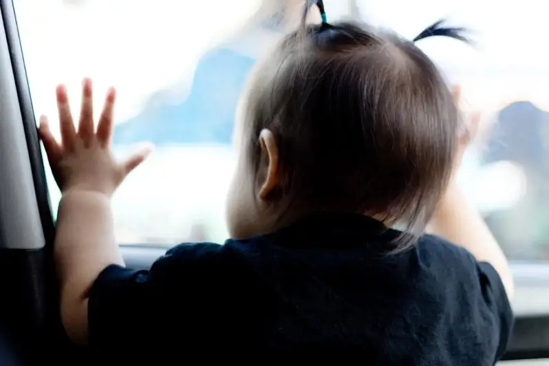 Ребенок остался заблокированным в авто в Усть-Каменогорске